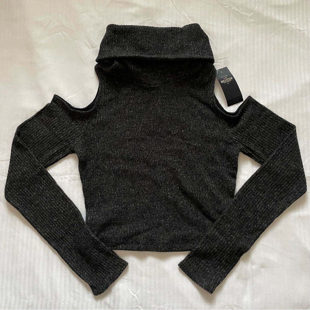 BNWT Hollister mock neck cold shoulder top
